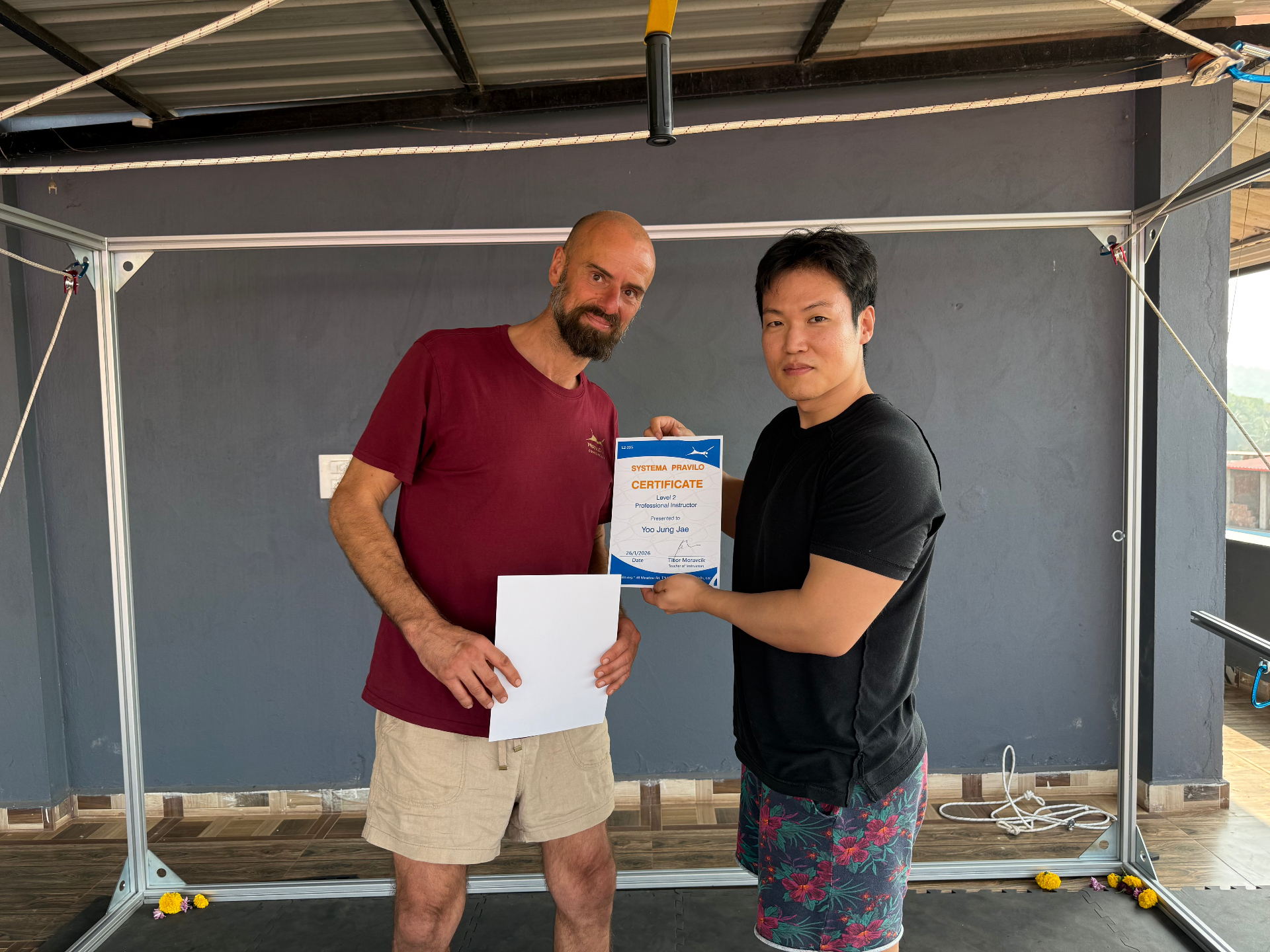 Master Tibi Moravcik과 유정재 — SYSTEMA PRAVILO Level 2 Professional Instructor 인증
